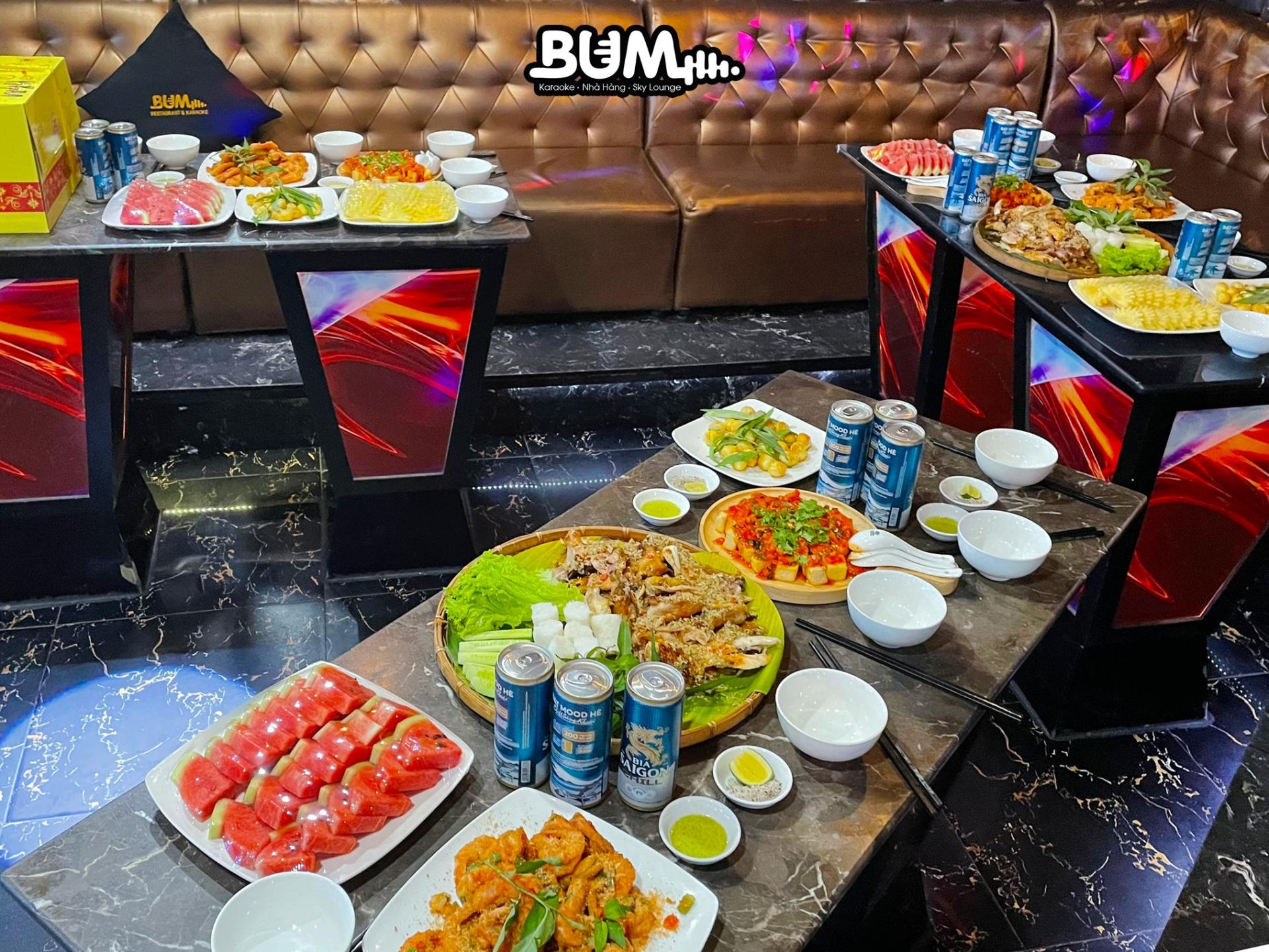 Món ăn và thức uống tại phòng karaoke Club Bar